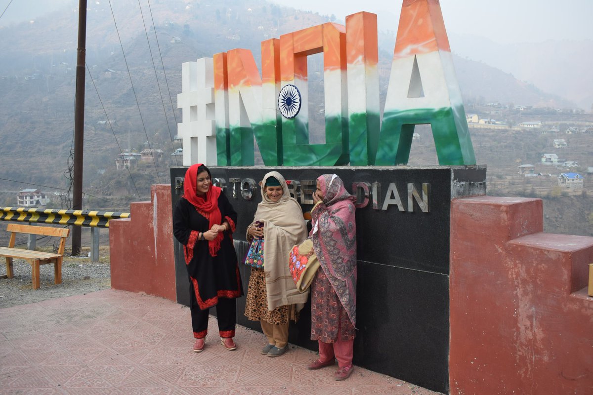 Chhanhima_06's tweet photo. In the serene border villages of Kashmir, the chill of winter was met with warmth as pherans were shared with those in need—elders, women, and children. This act of kindness during #ChillaiKalan reflects the deep bond with the community and the preservation of #KoshurCulture. https://t.co/rhYHmFcaEw