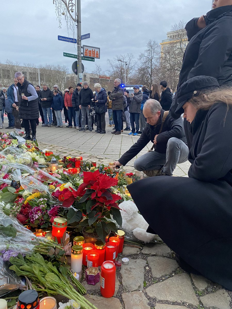#Magdeburg #attentat 🇩🇪 : à quelques pas du lieu du drame, le silence est pesant… Les habitants de Magdeburg et des alentours se recueillent. Beaucoup ici connaissent des victimes, certains de leurs proches sont à l’hôpital. <a href="/RMCInfo/">RMC</a>