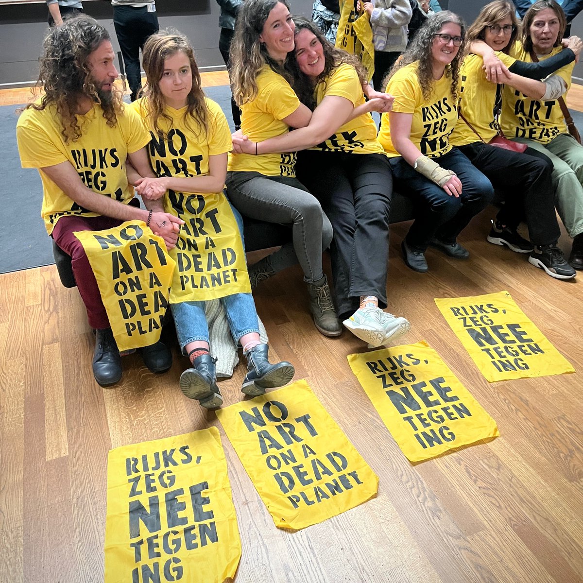 De rebellen die in een omhelzing aan elkaar vastgelijmd zijn, zijn inmiddels gevorderd en krijgen de kans te vertrekken. Ze vertrekken pas als het Rijks met de sponsorrelatie met ING stopt!