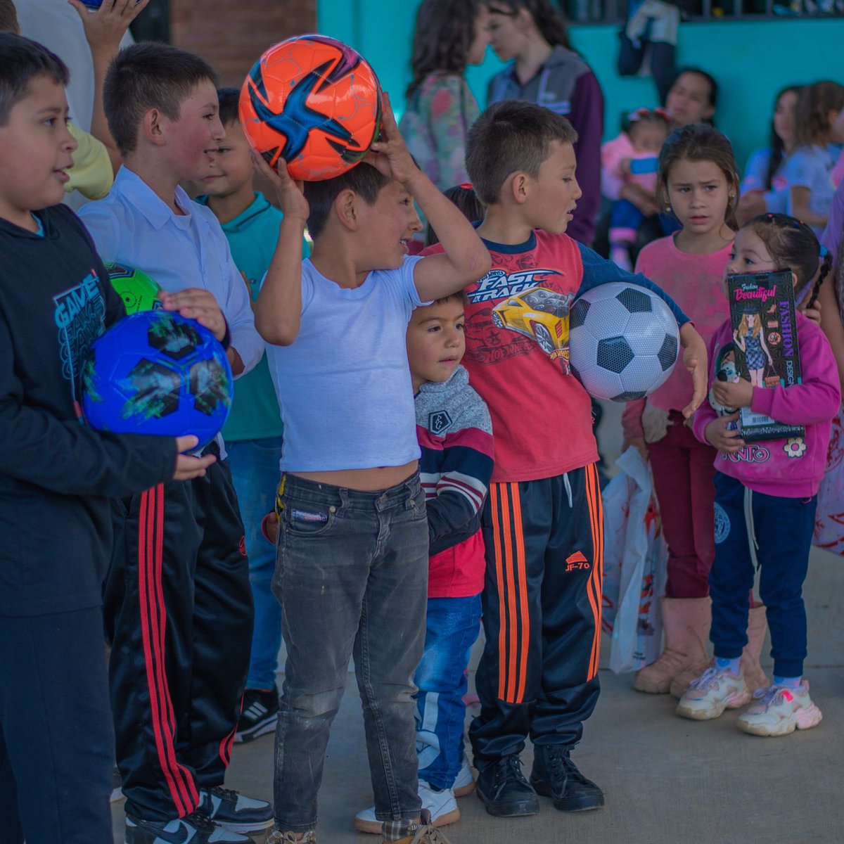 ErikaSabogalC's tweet photo. Tuvimos la oportunidad de recorrer las hermosas veredas de nuestro municipio de Fómeque, llevando con nosotros algo más que regalos, felicidad. 🎁🤍 https://t.co/cqJITynpyZ