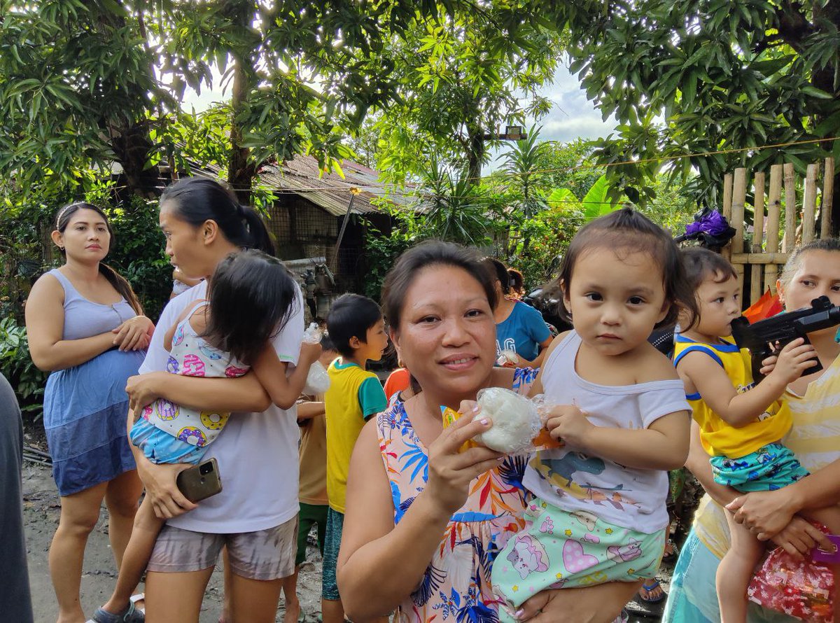 Dianah143's tweet photo. DAY ONE !!
"There is no exercise better for the heart than reaching down and lifting people up." - John Holmes

We are grateful and thankful to our Sponsors !!! 

#Giftgiving📌
#DayOne 📌

Thank you🙏  @XRP_FLR_SGB 
#DefiBull #GivingBack #CommunitySupport #SeasonOfGiving #Joy #Happiness #MakingADifference #SpreadTheLove
#FlareNetwork #Flare #SongbirdNetwork #cryptocurrency #DeFi  #SGB #nftcommunity #Xrpcommunity