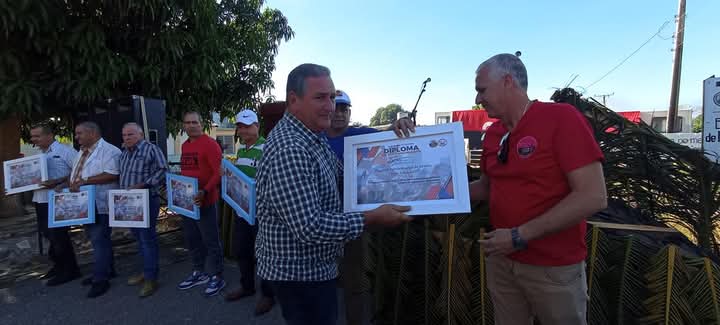 ptevtes's tweet photo. En desarrollo el acto municipal en saludo al 66Aniversario del Triunfo de la Revolución.
Muchas Felicidades a nuestro pueblo.
#VertientesCreaYAvanza
#PorCamagüeyTodo 🇨🇺 https://t.co/uTupci1X3W