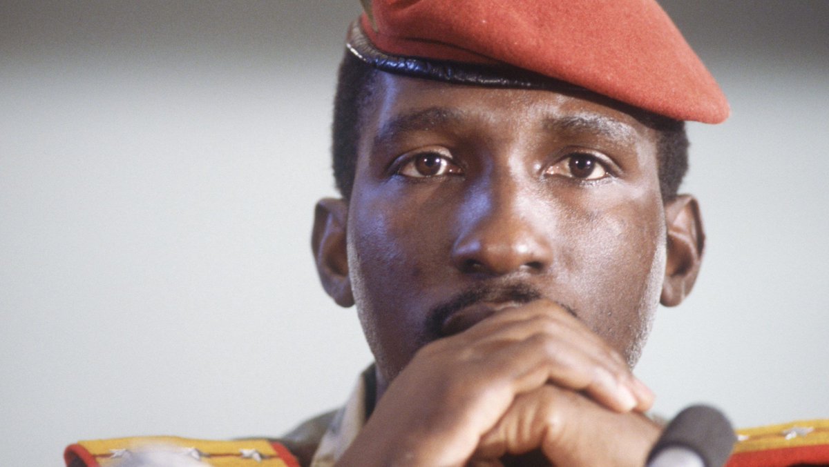 Thomas Sankara was born on this day in 1949.

A revolutionary, pan-Africanist, feminist and Marxist-Leninist, he led Burkina Faso for just 4 years before he was assassinated.

In that short time, he transformed his country. 🧵