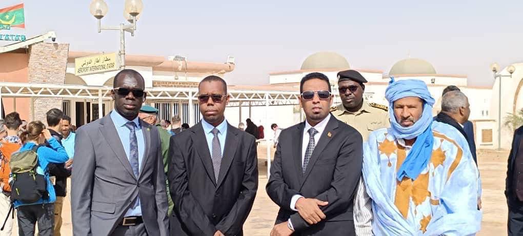 Fatime_ely's tweet photo. وصول المجموعة الاولى من السياح الاوربيين عبر الطائرة لمدينة اطار قادمين من باريس وكان في استقبالهم الأمين العام لوزارة التجارة والسياحة رفقة السلطات الإدارية والأمنية والمنتخبين والفاعلين في مجال السياحة وقد بلغ عددهم 146 سائحا . https://t.co/3IeiH64iyA