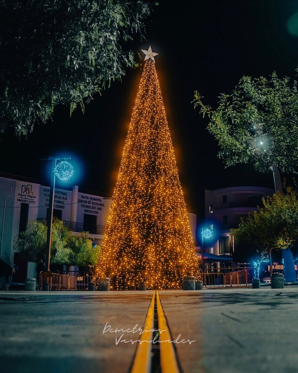 🎄✨ Christmas magic is in the air! The cities of Cyprus are glowing with twinkling lights, festive markets, and joyful vibes. 🎅🎁☃️ Who’s ready for hot wine, carols, and all the Christmas cheer? 🎶🍷✨
📷 <a href="/tasosanastasi_/">Τάσος Αναστάση</a> <a href="/islanderstories/">Andreas Constantinou</a> IG kipr_ekskursii <a href="/dimmyv7/">Demetrios</a>