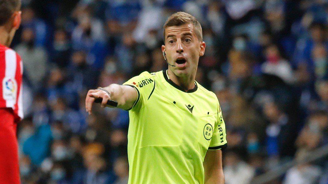 🔴 Suspenso para Ávalos Barrera al frente del Eibar - Granada.

✍️🏻 𝟰,𝟬

▪️ Pese a tener ante sus ojos un partido medianamente plácido, decidió complicarse la vida con una decisión precipitada.

💥 Expulsó a Hongla con roja directa en una acción que, como mucho, es amarilla.