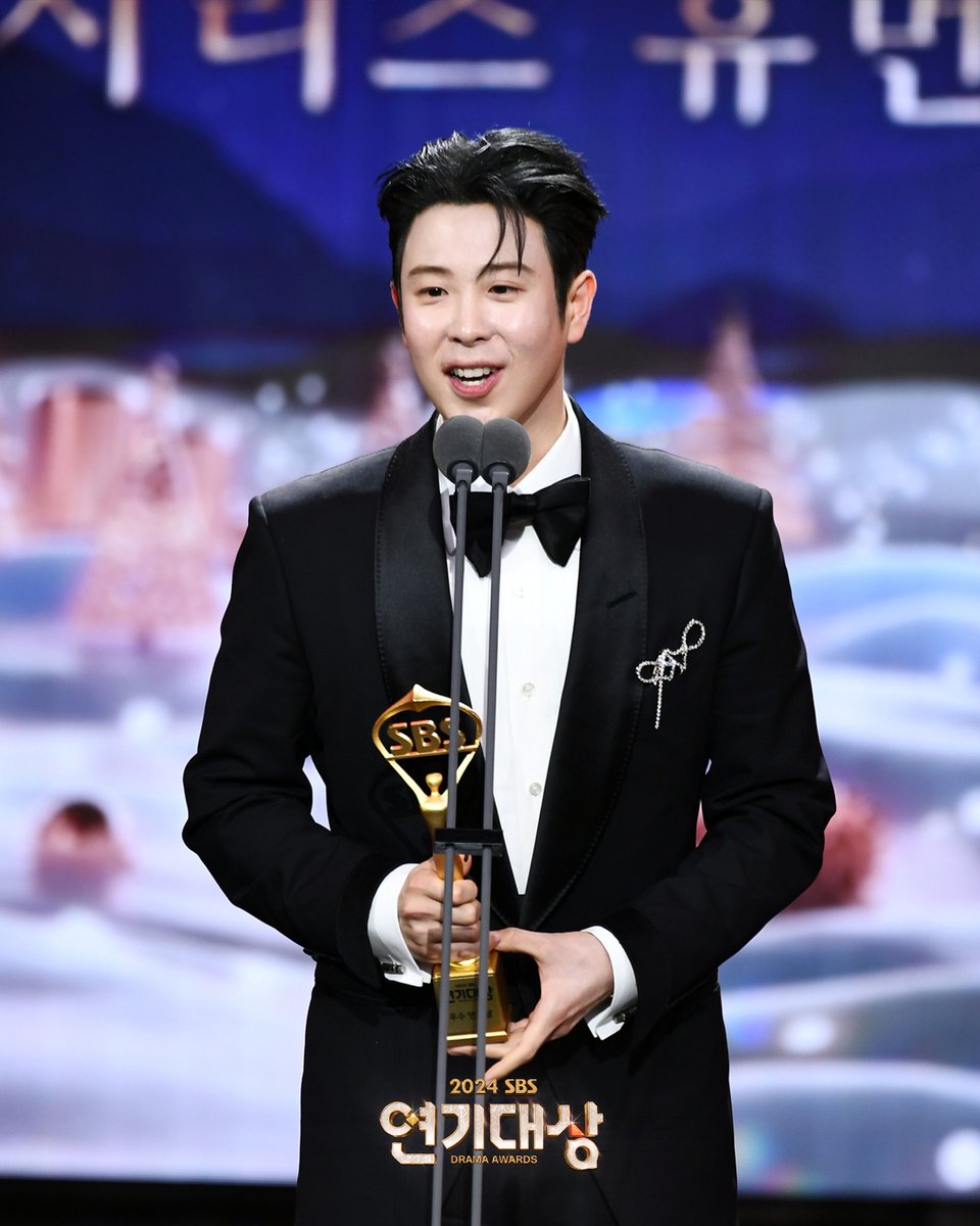 BlockB_united's tweet image. [🏆] Congrats Zico and P.O for winning Awards.

KBS Entertainment Awards - Rookie Award for Show and Variety Category : Zico (The Seasons)

SBS Drama Awards:
- Male Excellence Award for Human/Fantasy Category : P.O (Good Partner)
- Best Teamwork: Good Partner

#지코 #표지훈