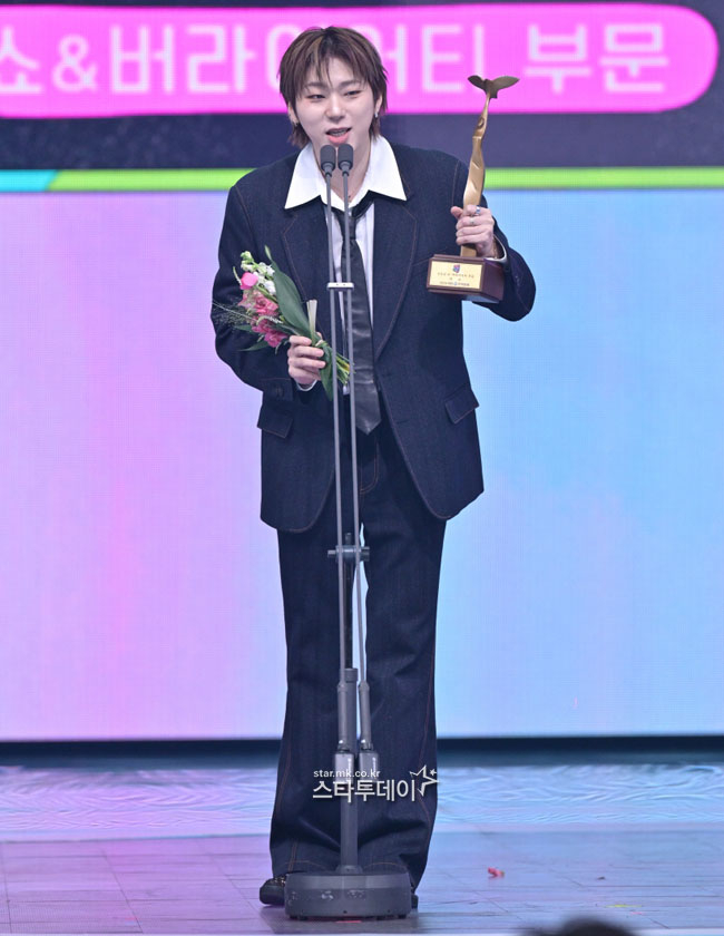 BlockB_united's tweet image. [🏆] Congrats Zico and P.O for winning Awards.

KBS Entertainment Awards - Rookie Award for Show and Variety Category : Zico (The Seasons)

SBS Drama Awards:
- Male Excellence Award for Human/Fantasy Category : P.O (Good Partner)
- Best Teamwork: Good Partner

#지코 #표지훈