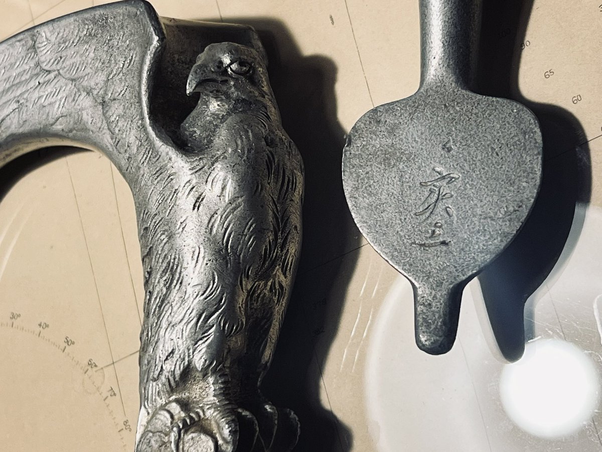 戦傷奉公杖 荒鷲は陸軍、片側が欠けた錨は海軍のもの。陸海軍で詳細の