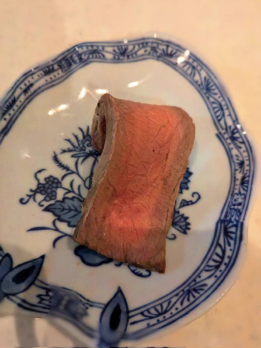 みてみてできた!すこし中の温度が高すぎちゃったみたいだけど肉だから美味いっ あと3切れくらい味見しないと成功したか判断できないかなぁŧ‹"ŧ‹"ŧ‹"ŧ‹"端っこも見栄え悪いからお腹にしまっちゃうことにしたよ