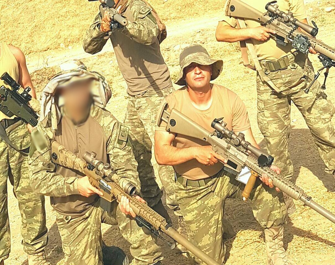 Selçuk abi,Şehit Selçuk ERDOĞAN. Kod :Kürşad ilk yaralandığında Daeş'in intihar bombalı saldırısını silah arkadaşları ile beraber fark edip püskürtmüş fakat yaralanmıştı.Yaralanmasına,doktorların ısrarına ve Zekai Paşa'nın izin vermesine rağmen Ankara'ya dönmedi.Bab'a yani