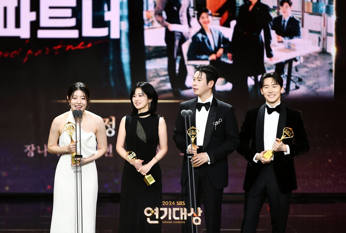 BlockB_united's tweet image. [🏆] Congrats Zico and P.O for winning Awards.

KBS Entertainment Awards - Rookie Award for Show and Variety Category : Zico (The Seasons)

SBS Drama Awards:
- Male Excellence Award for Human/Fantasy Category : P.O (Good Partner)
- Best Teamwork: Good Partner

#지코 #표지훈