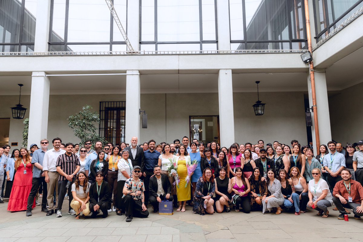 MaxLobosCL's tweet image. Camila Vallejo subió esta foto con toda la planta de la Segegob. ¿Cómo puedes necesitar a 100 zánganos para organizar una oficina de vocería de Gobierno?