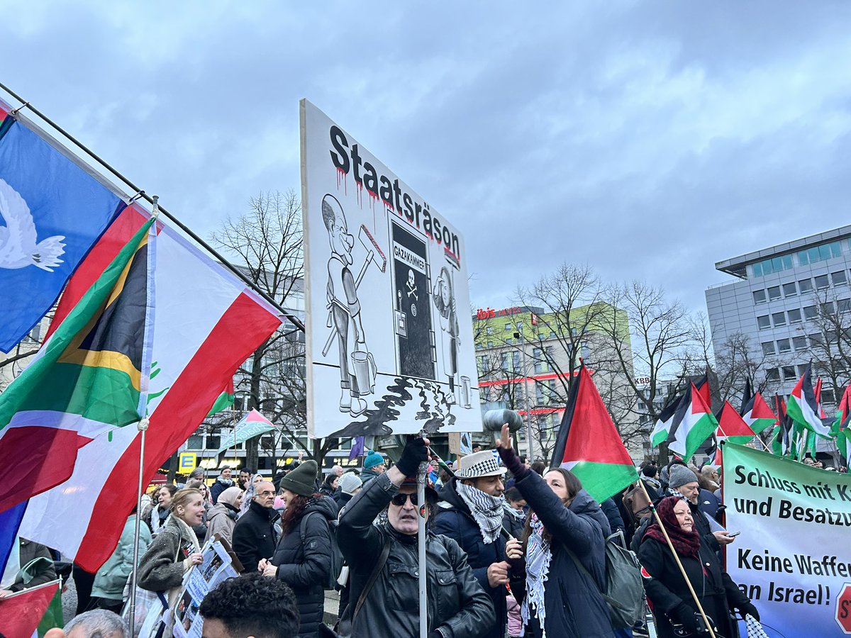 PreislerKa's tweet image. Habe Blumen geschenkt bekommen🫂🎗️ #b2112 
Und jeden Glauben an den Anstand dieses Mannes👇🏼verloren. #Antisemitismus