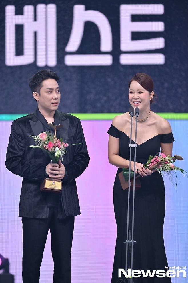 besideyou_G's tweet photo. [기사] 은지원-백지영 ‘베스트 커플상’(KBS 연예대상)[포토엔HD] (출처 : 네이버 스포츠) 
📌https://t.co/feHkqfMdPB

#은지원 #EUNJIWON #殷志源 https://t.co/wnNmOevkdx