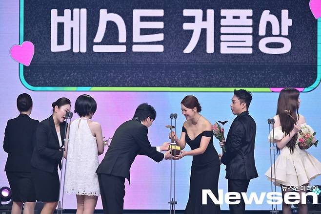 [기사] 은지원-백지영 ‘베스트 커플상’(KBS 연예대상)[포토엔HD] (출처 : 네이버 스포츠) 
📌naver.me/5XJITDOD

#은지원 #EUNJIWON #殷志源