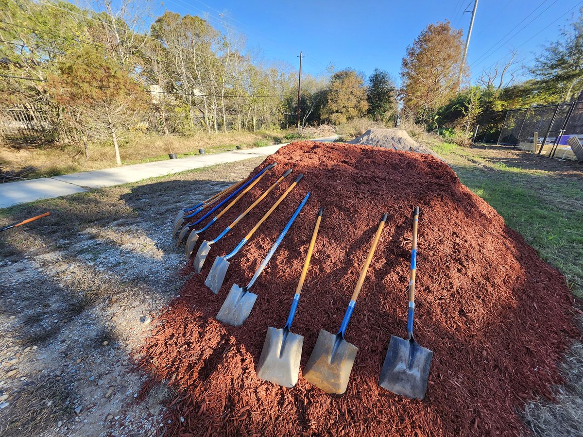edpettittmph's tweet image. 🌞 Rise and shine, Houston! 🌳 We’re already digging in and planting at the Texas AIDS Memorial Garden (5504 Ardmore Street), but it’s not too late to join us! Park on Ardmore Street, walk to the trail 🛤️, and we’ll get you set up. 🌱 #TreesForHouston #ColumbiaTap