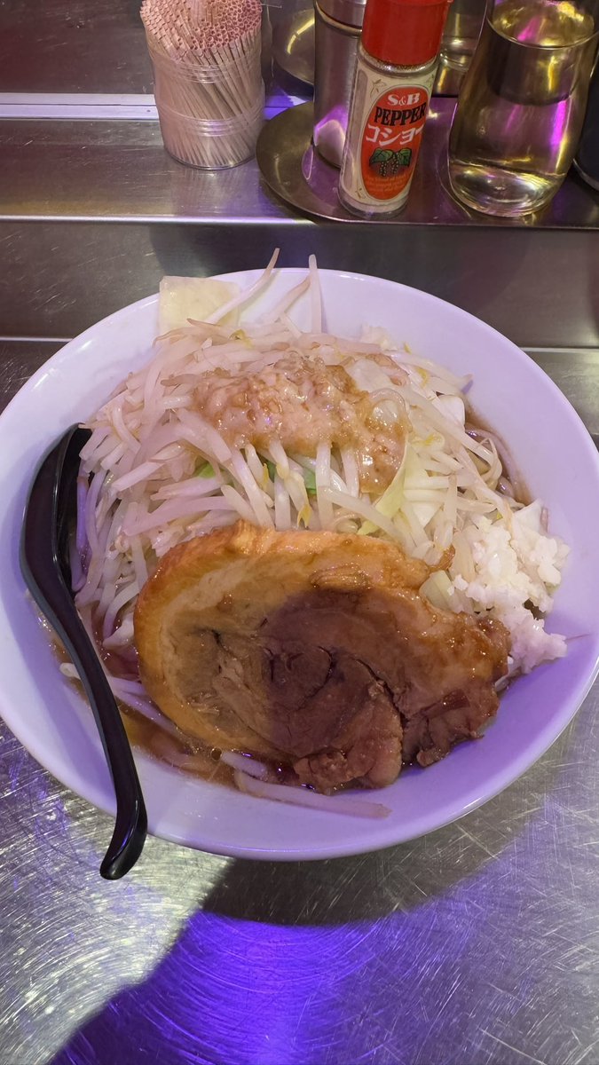 cuhi_0219's tweet photo. ポーカーの後にディーラーのおにーさんから言われた二郎行ってきた^^
とりあえず300gシバいてきた^^
チップ500くらい失ったのでもうポーカーやめたい🤦‍♂️🤦‍♂️🤦‍♂️ https://t.co/wbzUbd71eE