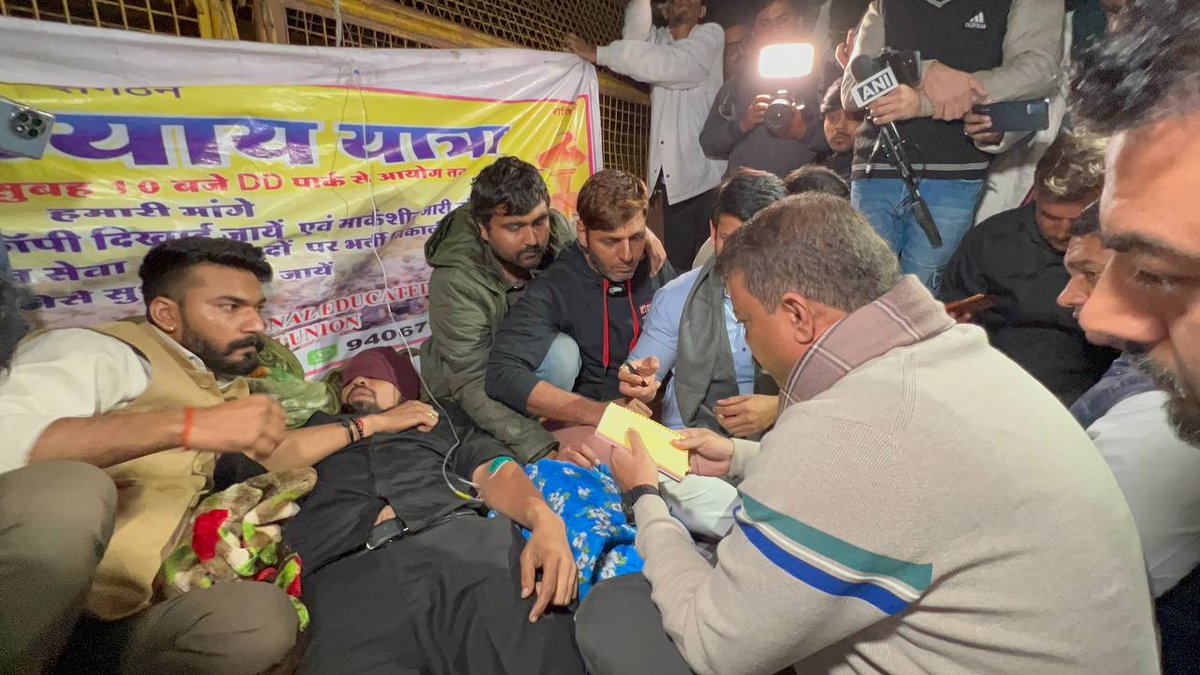 #MPPSC के खिलाफ आंदोलन कर रहे छात्रों को मेरा पूरा समर्थन है!

तीन दिन से धरने पर बैठे ये छात्र आमरण अनशन कर रहे हैं, लेकिन सरकार का कोई नुमाइंदा उनसे बात करने तक नहीं आया। 
अंधी, गूंगी, बहरी मोहन सरकार की बेरुखी साफ दिख रही है, जबकि एक छात्र की तबियत बिगड़ रही है। 

प्रदेश के