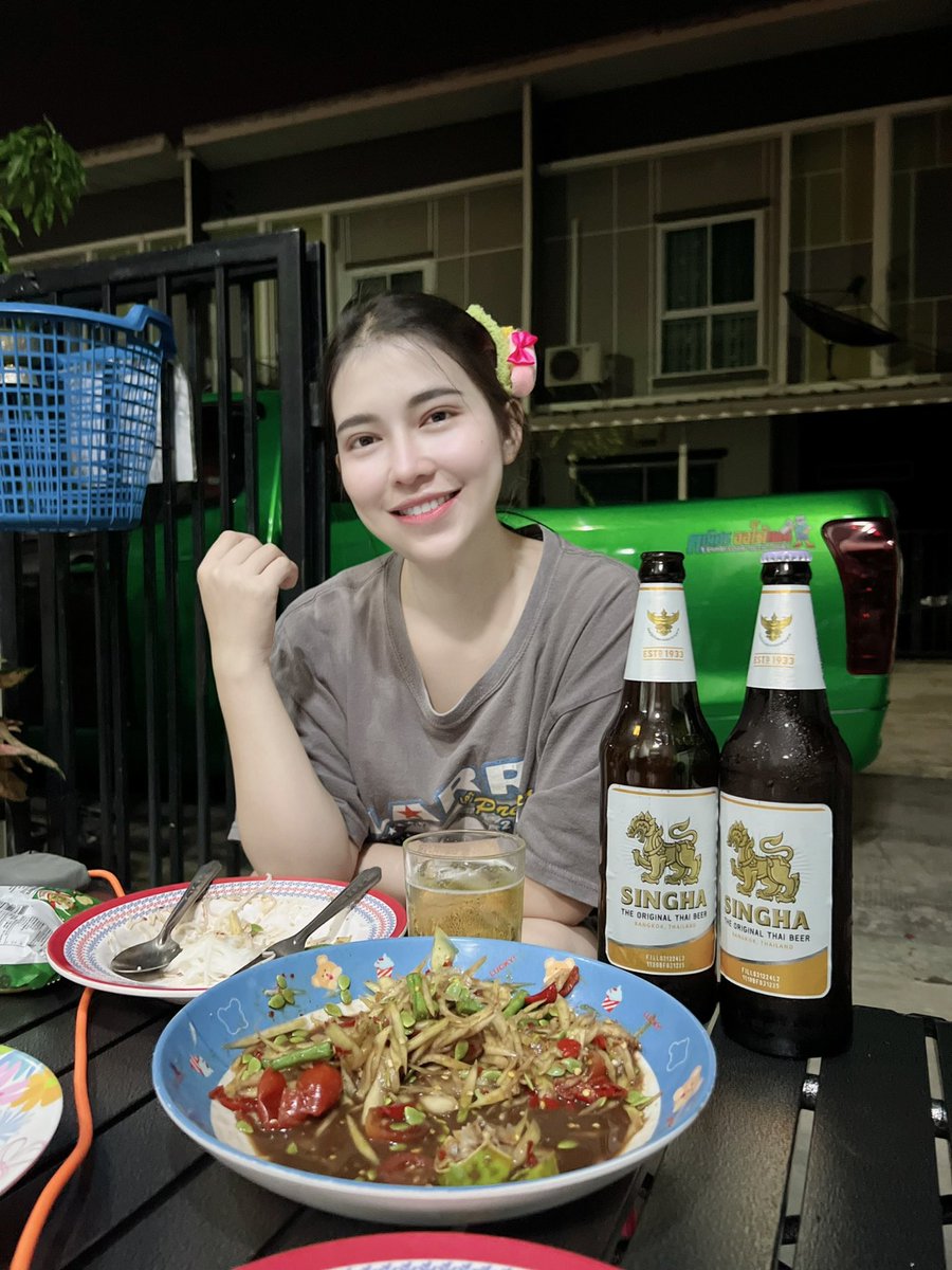 modtanoiii12's tweet photo. ไปหอมแก้มเขาเถอะเบบี๋..หอมแก้มเรามีแต่กลิ่นเบียร์💁🏻‍♀️🤍🍻 https://t.co/yMJeyIMs2f