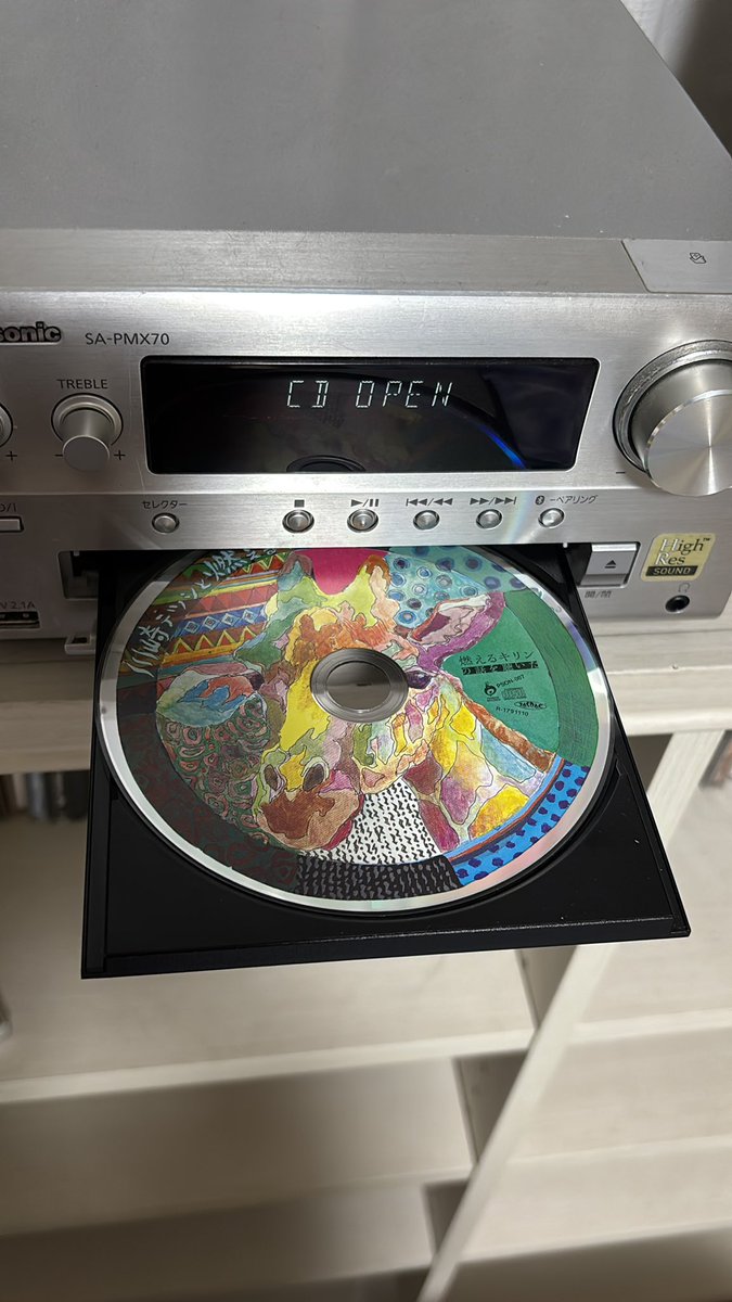 shirasuck's tweet photo. 分かるかな〜この素敵なCD。
ちなみにこのCDの紙ジャケ、開いてみたらかなり可愛い。
なんか宝箱みたいな音。クリスマスみたいな音やね。テツシさん今もどっかで弾いてるかなあ。としみじみ。 https://t.co/V3Swt8wPU8