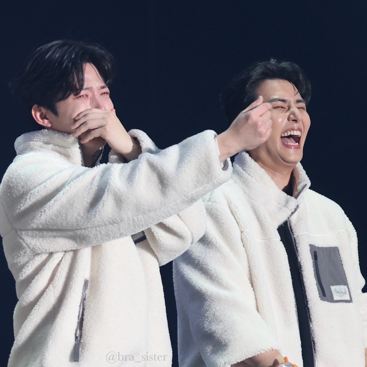 241221 The Present 콘서트
#데이식스 #도운 #영케이 #DOWOON #YOUNGK

아 진짜 막내 엉엉 우는데 너무 깔깔 웃으시는거 아니냐구요 ㅜㅋㅋㅋㅋㅋ