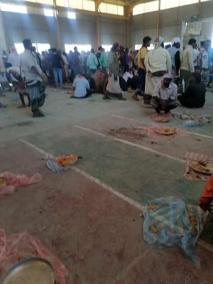 بالعافيه على صحاب اليوم الوطني يقولون طبخه زينه ولحم قعود وزاد وعاد الزايد ماقصروا الداعمين ولكن الحضور ماكان حسب المتوقع وزاد اللحم والرز وكل واحد ضوى بكيس لعياله يتباركون هههههه ..
الله يصلح حضرموت مامن وراء الوجوه هذه الا اللوم ..