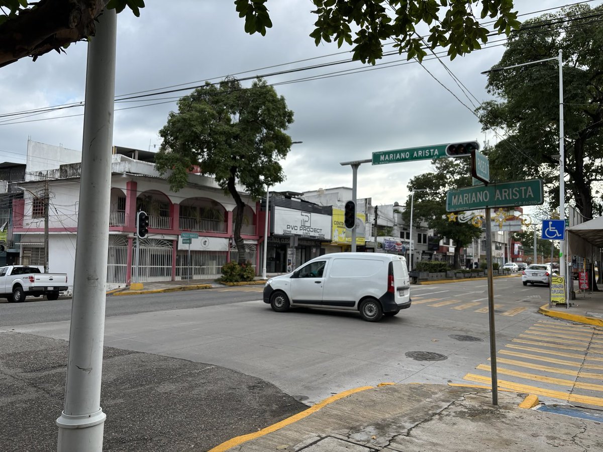 Sin funcionar los semáforos en Paseo Tabasco y Mariano Arista, desde anoche, al igual que los de una cuadra antes en Pedro C. Colorado, colonia Municipal. ⁦<a href="/SSPCTabasco/">SSPC Tabasco</a>⁩
