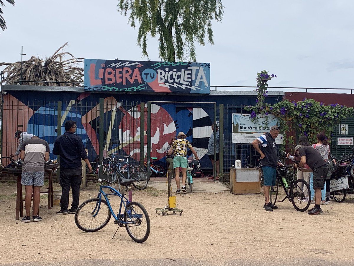 blog_miramama's tweet image. Sean buenos: si tienen una bici oxidándose en el balcón o juntando tierra en el garage pueden aprovechar el #espiritunavideño y llevarla al taller de #liberatubicicleta al lado del velódromo. 

Hay mucha gente, pila de niños a los que una bici les cambia la vida y en verano más🥰