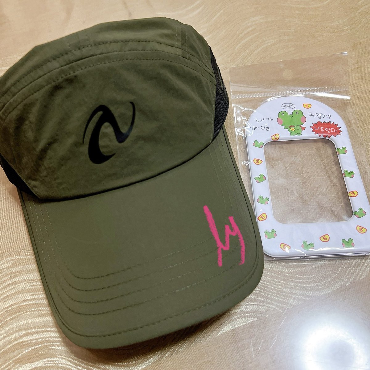 lyjindarydeals's tweet photo. #lyjindaryGA

#SEVENTEEN_RIGHT_HERE_IN_BULACAN 

Seventeen Right Here in Bulacan
fan support GA

1 winner 

prizes:
1 Nerdy Cap in Khaki
(worn by Hao)
1 🐸 photocard holder

free sf for old buyers

rules:
follow, like, and rt

ends Jan 2, 11:59 pm

🏷️ giveaway
cr: @/svt_fashion3 https://t.co/iPYlW77j2D