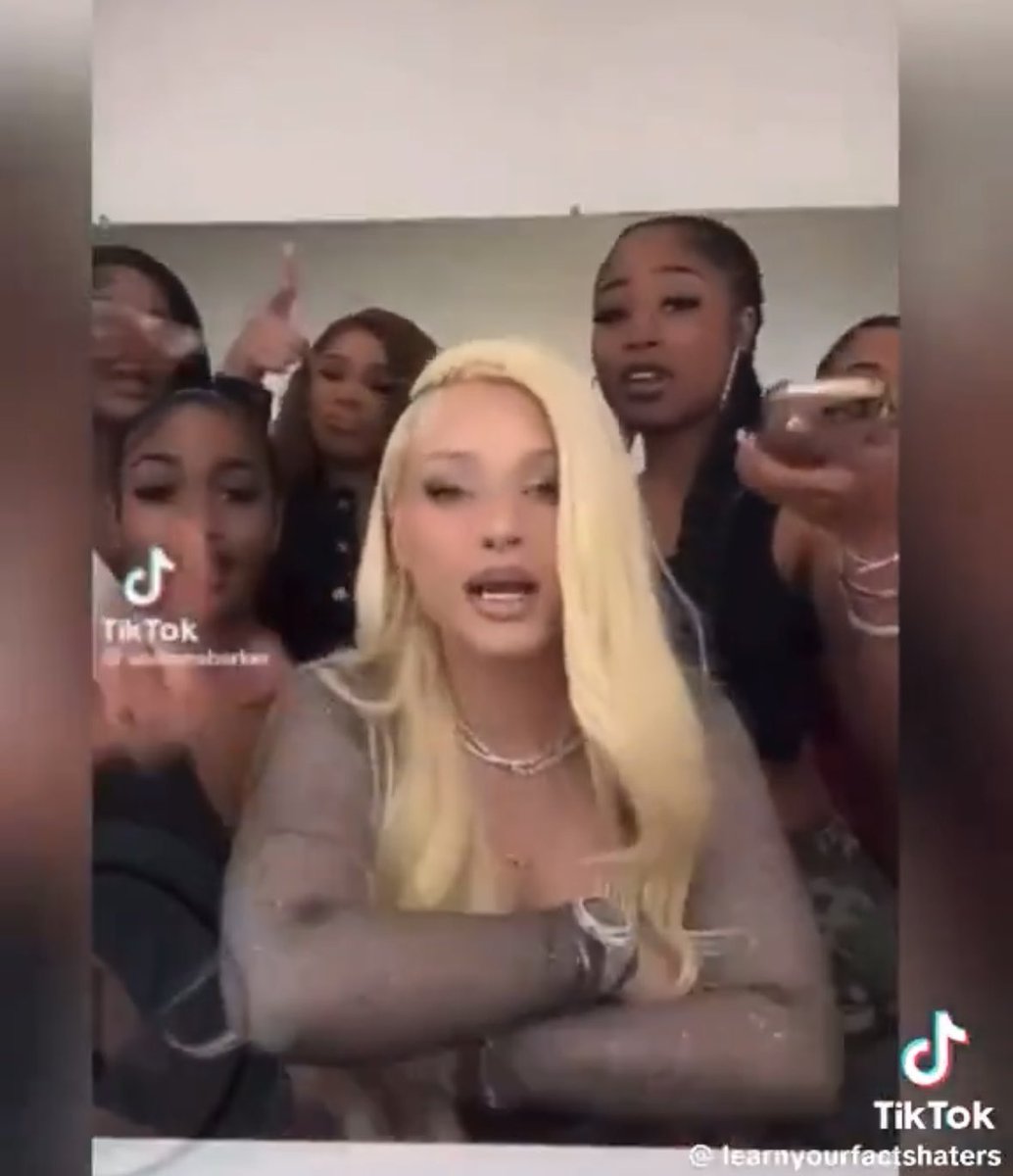 Ms_Britany's tweet image. the friend group change has me screaming 😭