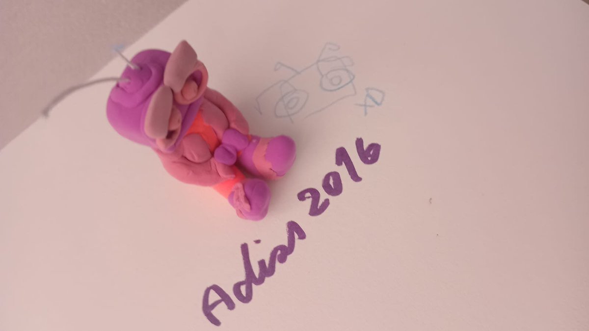 Chara3chara31's tweet photo. #Adios2016 le puse cejas ahora si a la figurita del tv xd
jiji https://t.co/I7taR47lIx