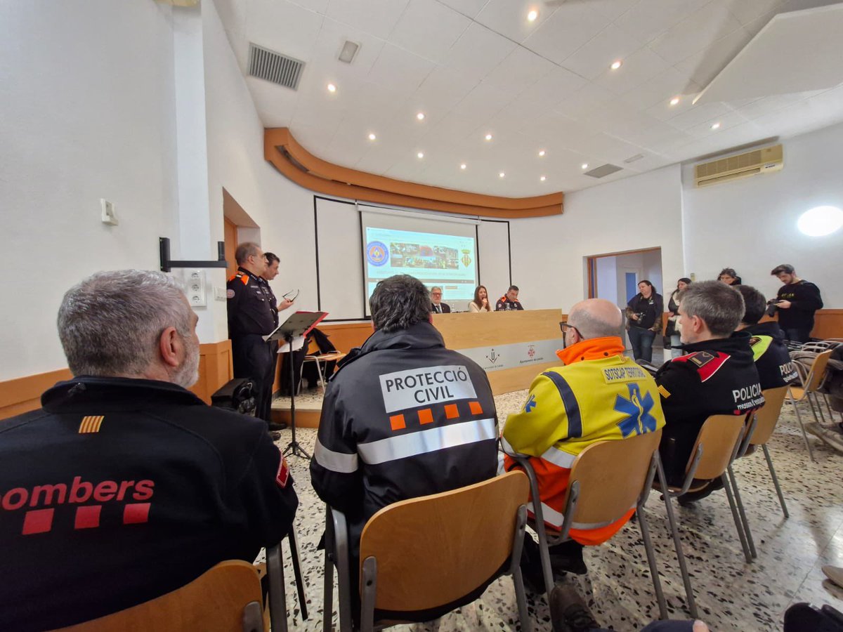 semgencat's tweet photo. 📸: #EstàPassant: visita a les instal·lacions de l'Associació de Voluntaris de Protecció Civil de la ciutat de #Lleida, amb lliurament de reconeixements i entrega de diplomes als voluntaris.

Hi participem conjuntament amb Guàrdia Urbana de Lleida, Mossos d'Esquadra, Bombers i Protecció Civil.

@paerialleida @emergenciescat @gUrbanaLleida @mossos @bomberscat