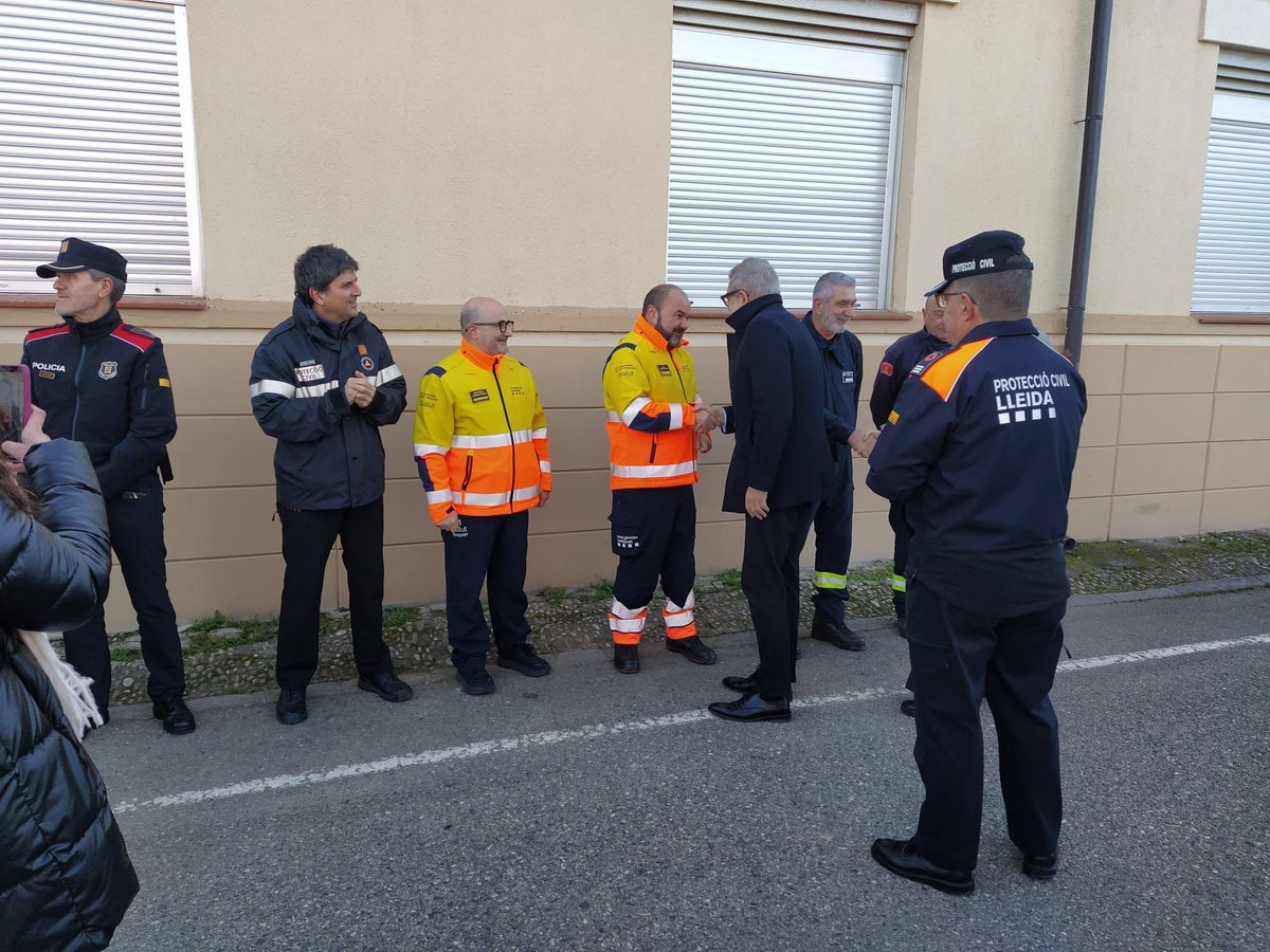 semgencat's tweet photo. 📸: #EstàPassant: visita a les instal·lacions de l'Associació de Voluntaris de Protecció Civil de la ciutat de #Lleida, amb lliurament de reconeixements i entrega de diplomes als voluntaris.

Hi participem conjuntament amb Guàrdia Urbana de Lleida, Mossos d'Esquadra, Bombers i Protecció Civil.

@paerialleida @emergenciescat @gUrbanaLleida @mossos @bomberscat