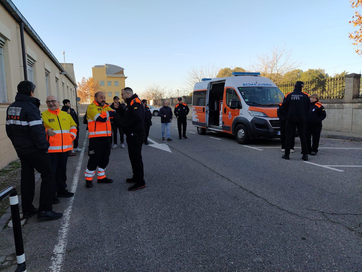 semgencat's tweet photo. 📸: #EstàPassant: visita a les instal·lacions de l'Associació de Voluntaris de Protecció Civil de la ciutat de #Lleida, amb lliurament de reconeixements i entrega de diplomes als voluntaris.

Hi participem conjuntament amb Guàrdia Urbana de Lleida, Mossos d'Esquadra, Bombers i Protecció Civil.

@paerialleida @emergenciescat @gUrbanaLleida @mossos @bomberscat