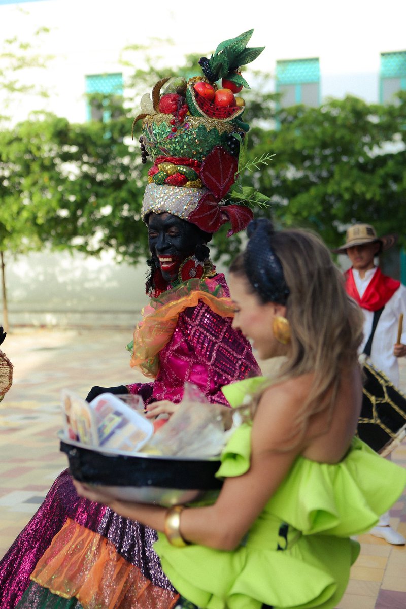 Nos levantamos con una noticia muy triste: la partida de Isidro Bravo, portador del disfraz de las Negras Curramberas. Hizo parte de mi iniciativa #PaDisfrazarseBacano y siempre estuvo orgulloso de llevar en alto nuestra tradición. Mis condolencias a su familia y amigos 🕊️🤍.