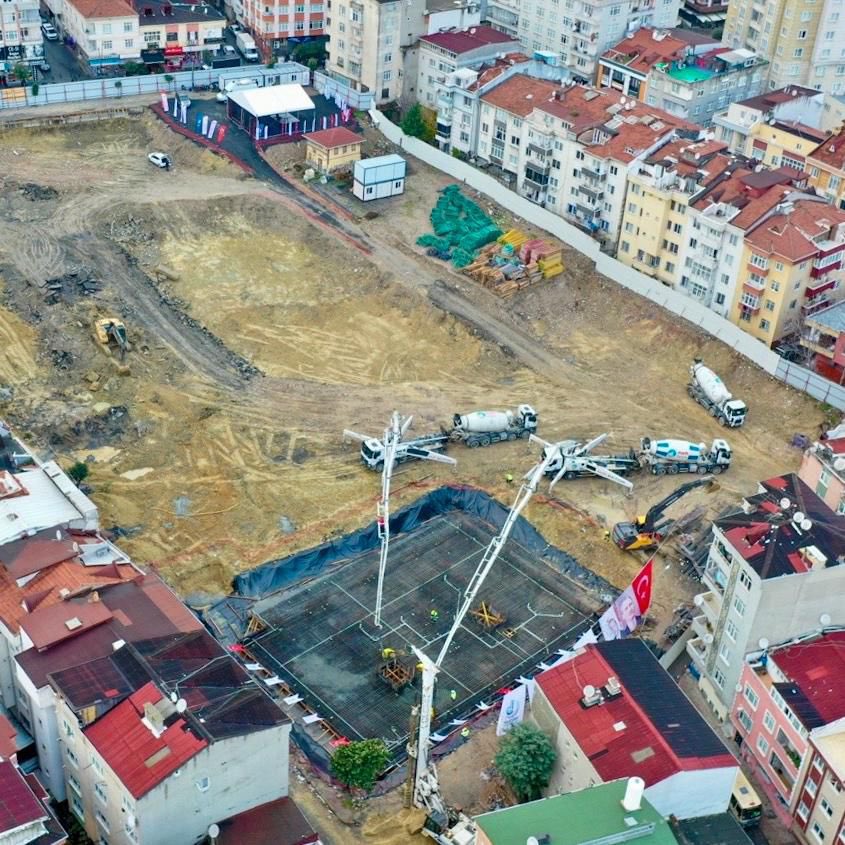 Bağcılar’da Büyük Dönüşüm devam ediyor!

Çevre, Şehircilik ve İklim Değişikliği Bakanlığımız tarafından başlatılan “İstanbul’da Büyük Dönüşüm” kapsamında, 35 yıllık geçmişe sahip Ece Sitesi’nin temel atma törenini gerçekleştirdik. 

11.400 m² alanda, 6 modern blok ve toplam 395