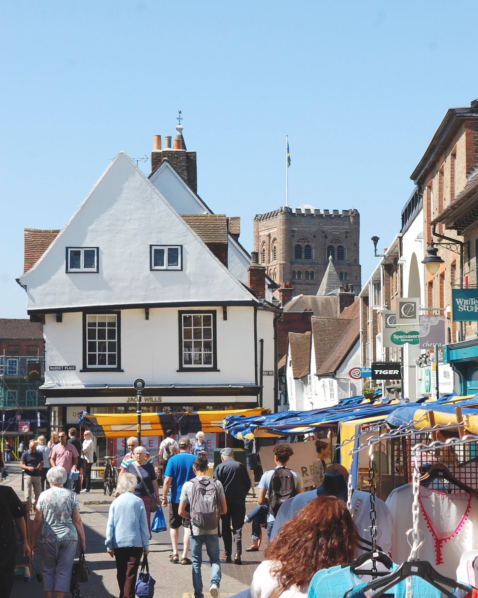 Olin St Albansin pikkukaupungissa Suur-Lontoon ulkopuolella. Rautatieasemalla oli porukka n 16 vuotiaita koulupoikia Kun kävelin ohitseen, pari pojista huomioi minut tervehtimällä ”good afternoon.” Hölmistyin ja vasta viiveellä sain soperrettua vastauksen. Tuli hyvä mieli.