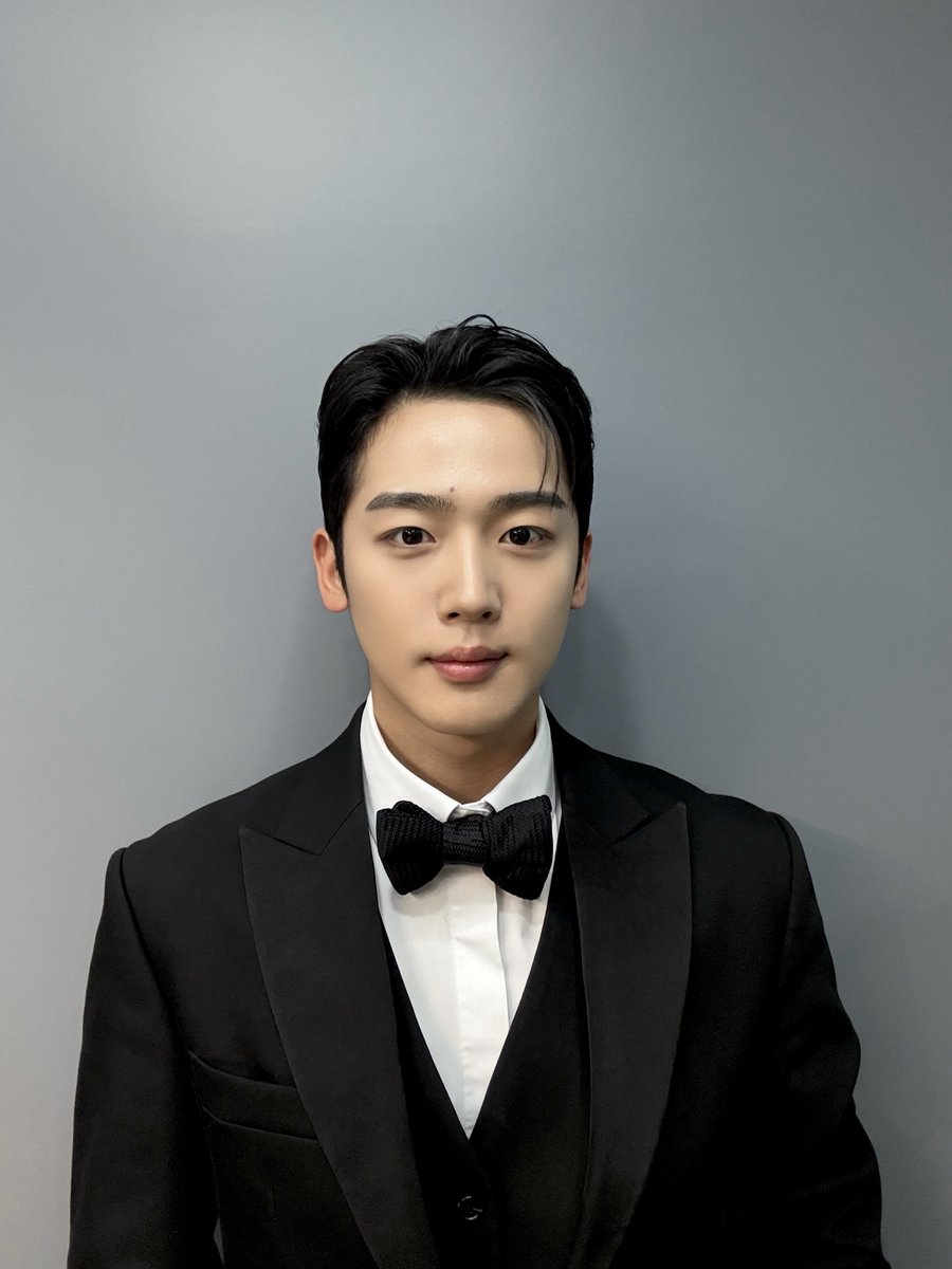 WEi__Official's tweet photo. 등장만으로 주변이 환해지는 요한효과💡✨
조금 긴장했지만 요한이답게 멋지게 마무리했습니다☺️ 
늦은 시간까지 함께해 주셔서 감사합니다 모두 좋은 꿈 꾸세요 🌙

#위아이 #WEi
#김요한 #KIMYOHAN https://t.co/cp1lU2FDpe