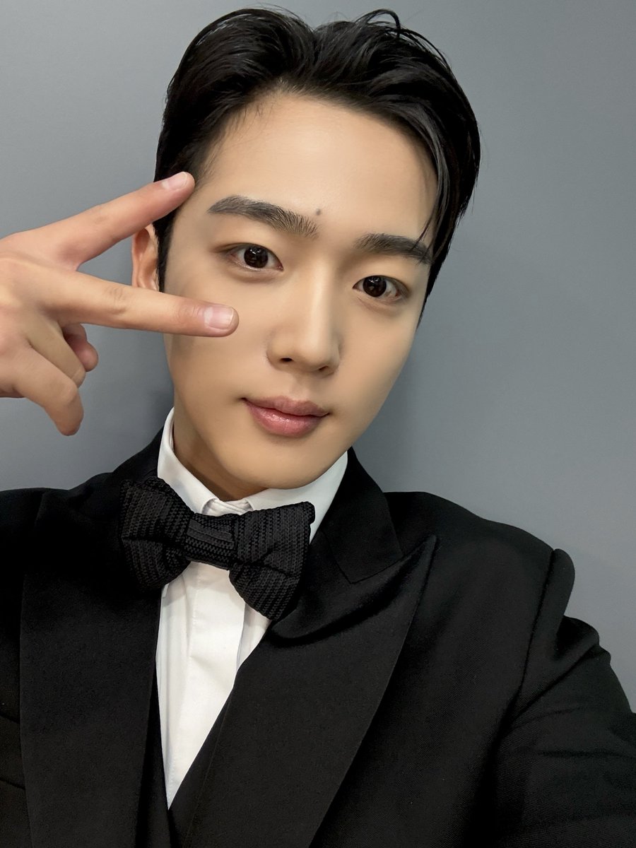 등장만으로 주변이 환해지는 요한효과💡✨
조금 긴장했지만 요한이답게 멋지게 마무리했습니다☺️ 
늦은 시간까지 함께해 주셔서 감사합니다 모두 좋은 꿈 꾸세요 🌙

#위아이 #WEi
#김요한 #KIMYOHAN