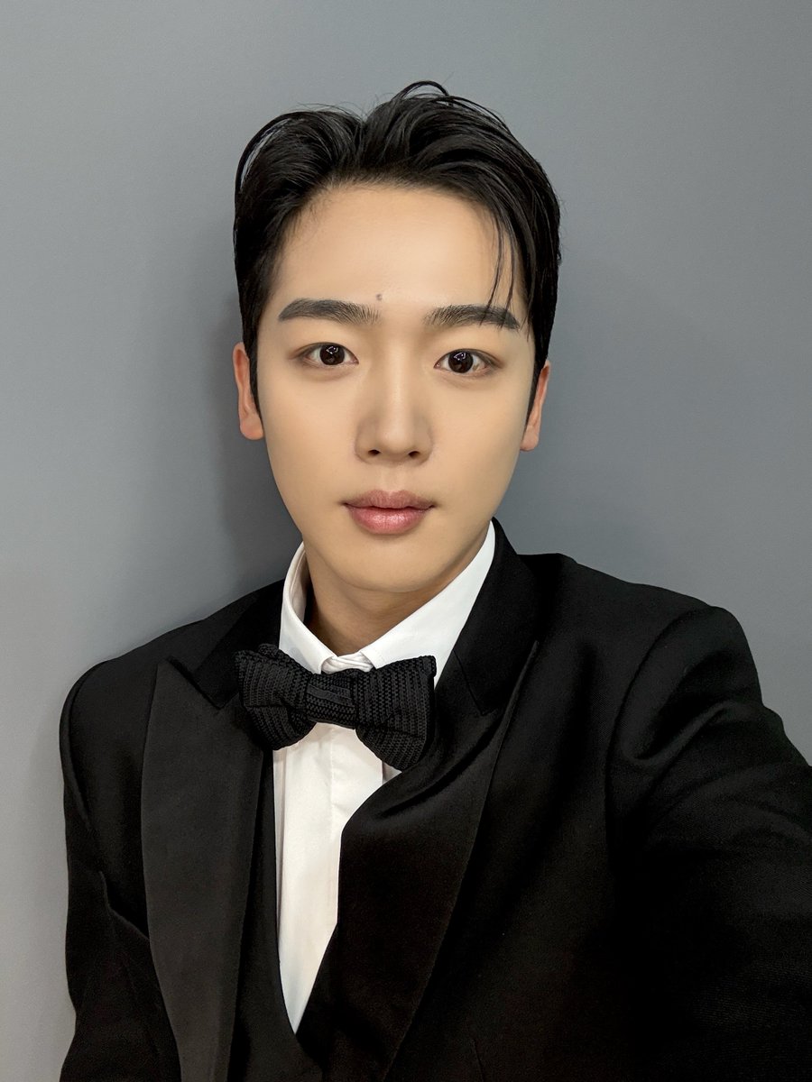WEi__Official's tweet photo. 등장만으로 주변이 환해지는 요한효과💡✨
조금 긴장했지만 요한이답게 멋지게 마무리했습니다☺️ 
늦은 시간까지 함께해 주셔서 감사합니다 모두 좋은 꿈 꾸세요 🌙

#위아이 #WEi
#김요한 #KIMYOHAN https://t.co/cp1lU2FDpe