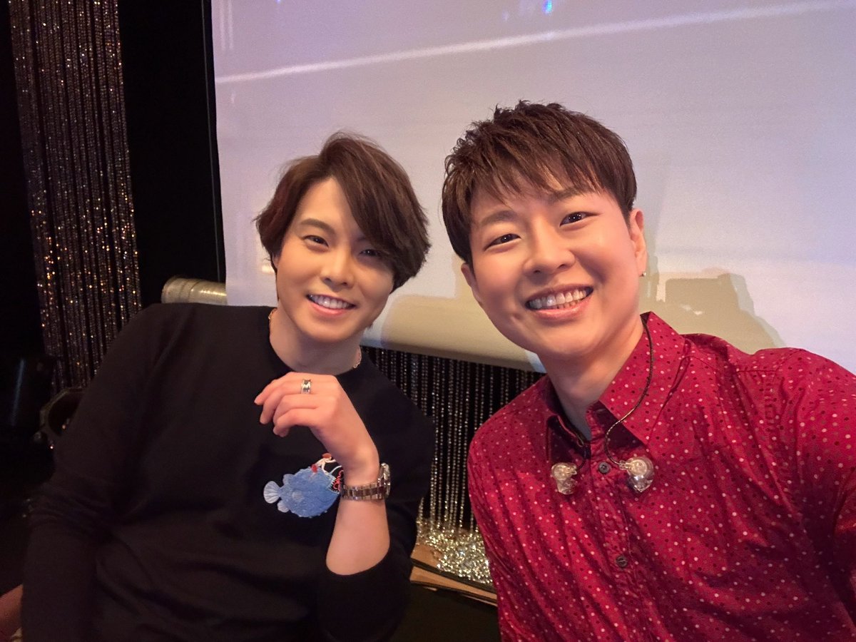 yushi_matsuo_'s tweet photo. ヤング歌謡パラダイス✨✨
ご来場ありがとうございました😊
リハでのツーショット✌🏻
この時は、まさかあんな格好にされるとは
思ってもいなかった2人🤣
お馴染みのメンバーで楽しいひと時でした😉
#パク・ジュニョン　さん
#中澤卓也　さん
#辰巳ゆうと　さん
#松尾雄史 https://t.co/lzlqnrU3Yg