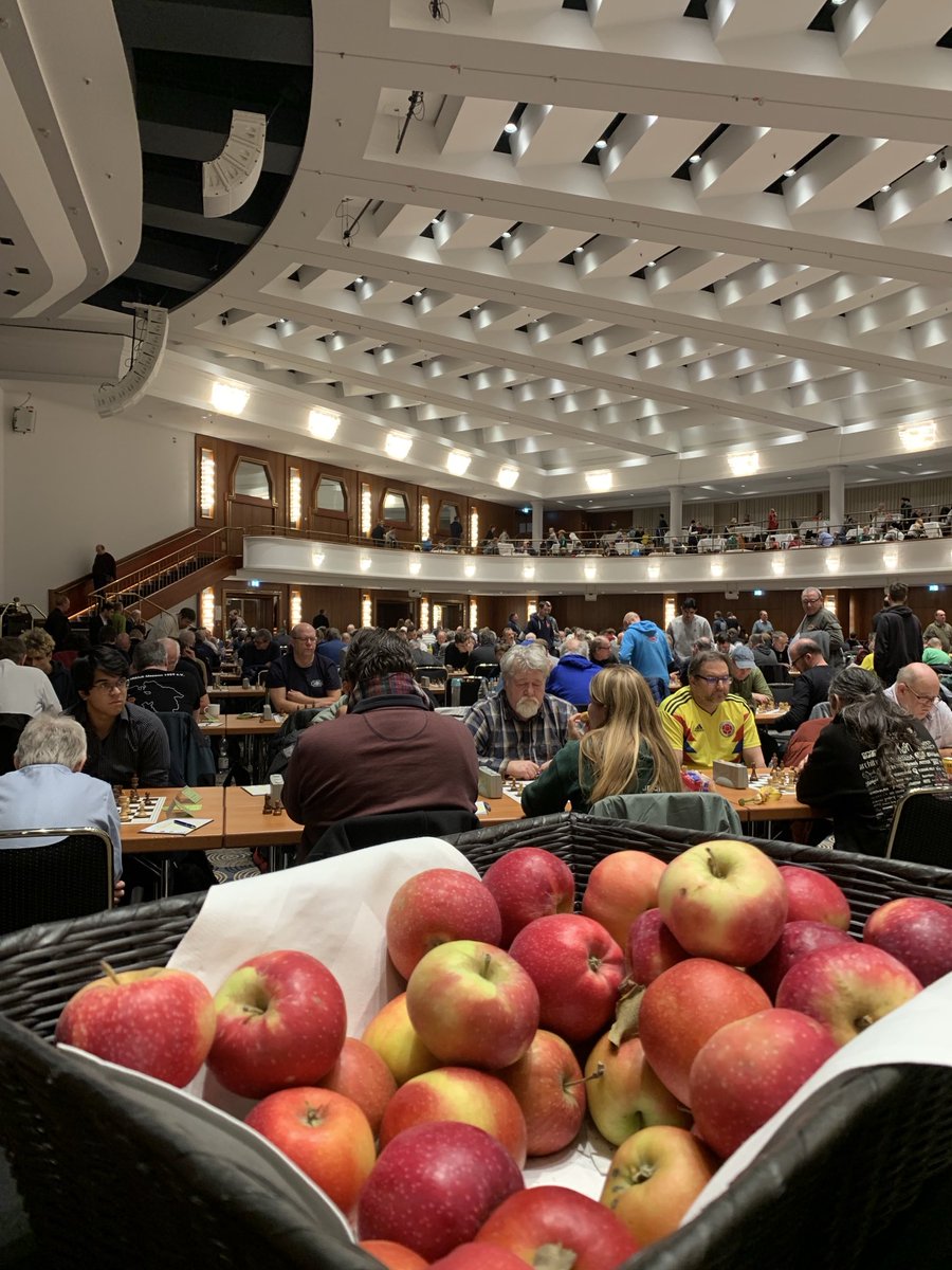 Seitenschach's tweet photo. An apple a day… DSAM in #Bonn. #Obstoffensive c/o ⁦@Schachbund⁩ https://t.co/el6VhY4GiG
