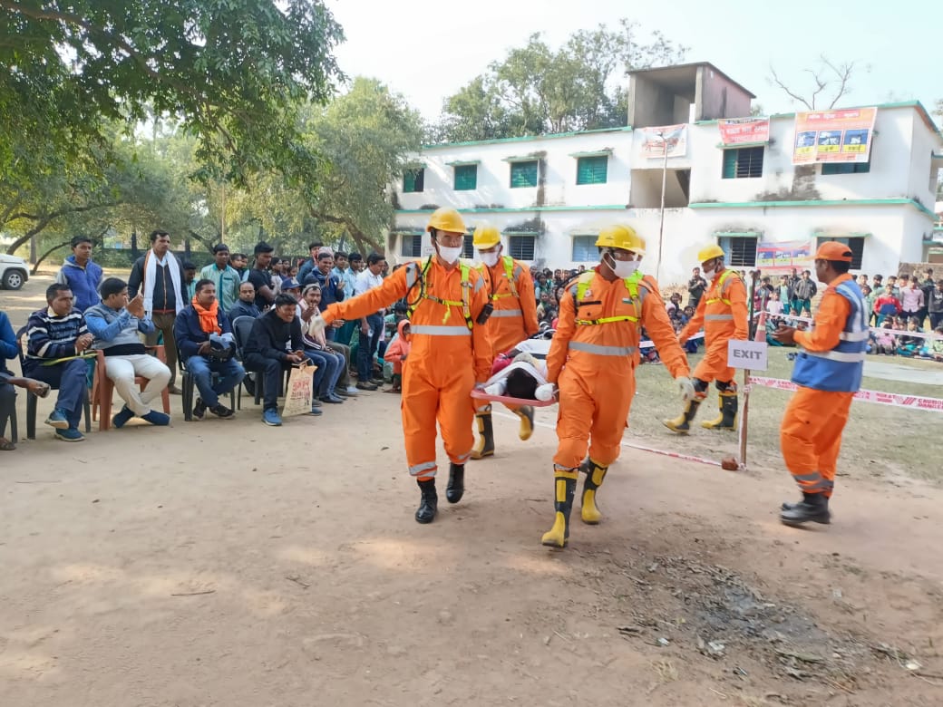 09NDRF's tweet image. A #Mock Exercise on #earthquake safety was conducted by #NDRF at Higher secondary #school #Gumma, Block #Poreyahat West, #Godda (JH).
 Deputy election officer a/w other stakeholders were participated.
@NDRFHQ 
@ndmaindia 
@RanchiPIB 
@DC_Godda 
@HQ_DG_NCC 
@CivilDefence5