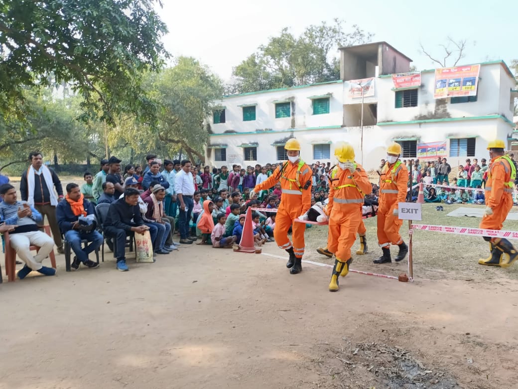 09NDRF's tweet image. A #Mock Exercise on #earthquake safety was conducted by #NDRF at Higher secondary #school #Gumma, Block #Poreyahat West, #Godda (JH).
 Deputy election officer a/w other stakeholders were participated.
@NDRFHQ 
@ndmaindia 
@RanchiPIB 
@DC_Godda 
@HQ_DG_NCC 
@CivilDefence5