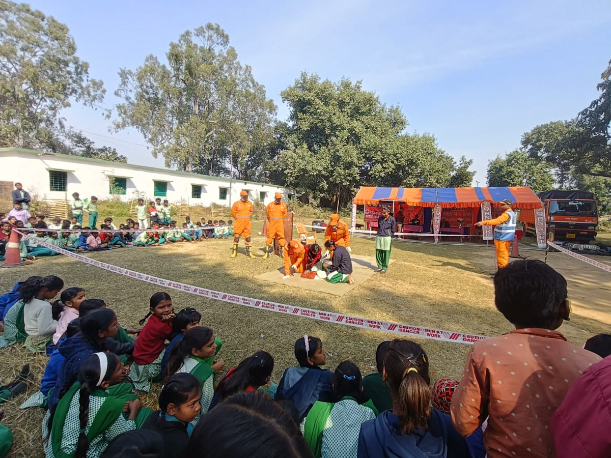 09NDRF's tweet image. A #Mock Exercise on #earthquake safety was conducted by #NDRF at Higher secondary #school #Gumma, Block #Poreyahat West, #Godda (JH).
 Deputy election officer a/w other stakeholders were participated.
@NDRFHQ 
@ndmaindia 
@RanchiPIB 
@DC_Godda 
@HQ_DG_NCC 
@CivilDefence5
