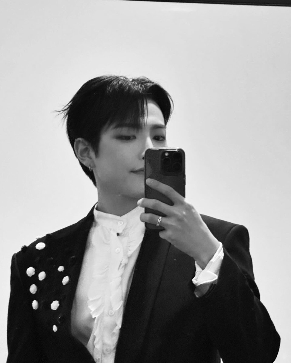 lihykac's tweet photo. “he goes back to her and I’ll go back to black” 🤍🖤

#AtinySelcaDay #ATSD #ATEEZ #에이티즈 @ATEEZofficial #HONGJOONG #홍중 https://t.co/uD0UICpw3m