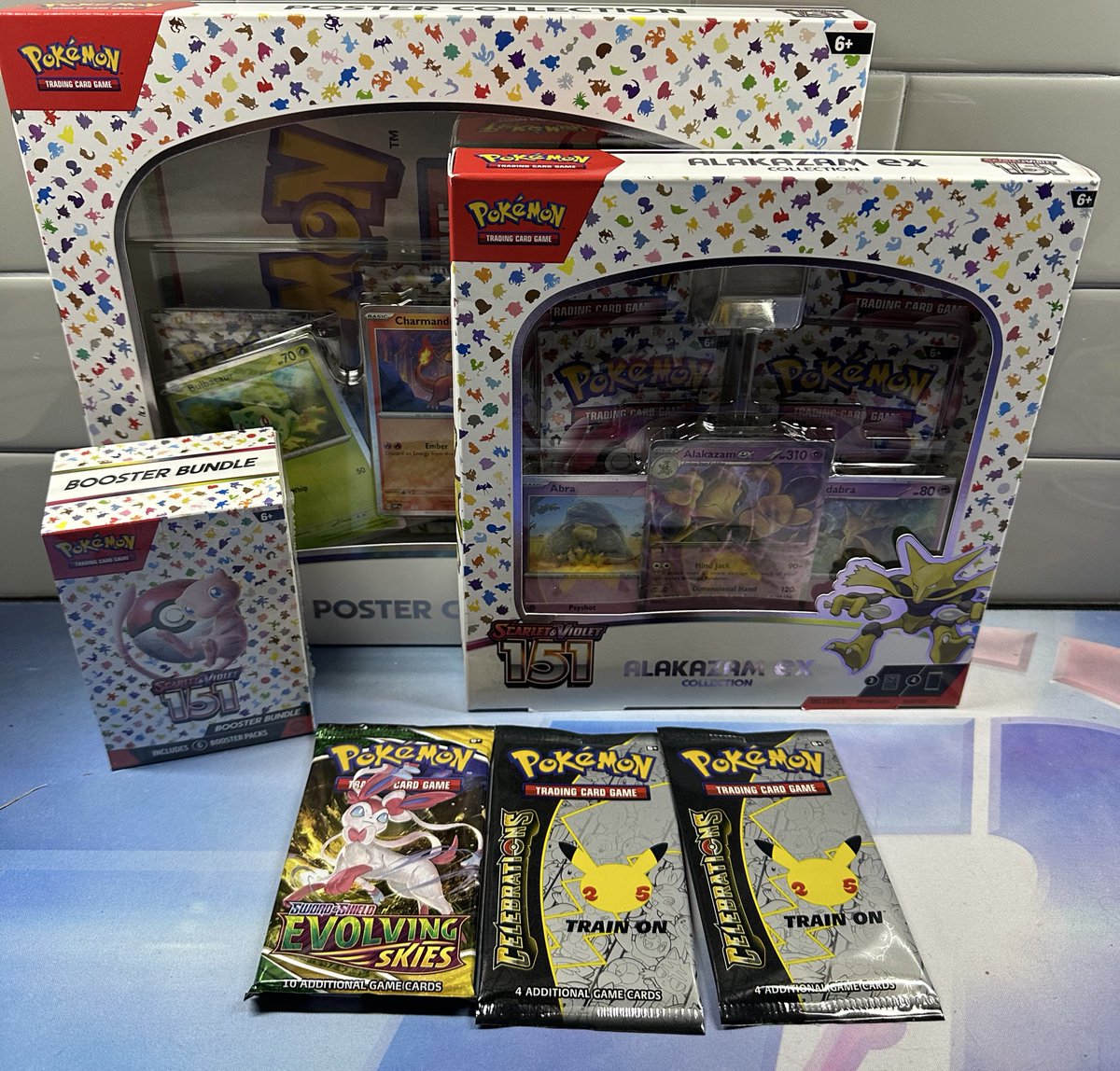 FastBreakCards's tweet image. 🔥FBC Christmas Giveaway🔥

Pokémon 151, Celebrations, Evolving Skies Lot.

All you have to do is follow, like and retweet. 

Ends at 3 PM (ish) Eastern on December 24th, 2024

1 Winner selected by randomizer, appsorteos.  Winner will be tagged for easier winner identification.…