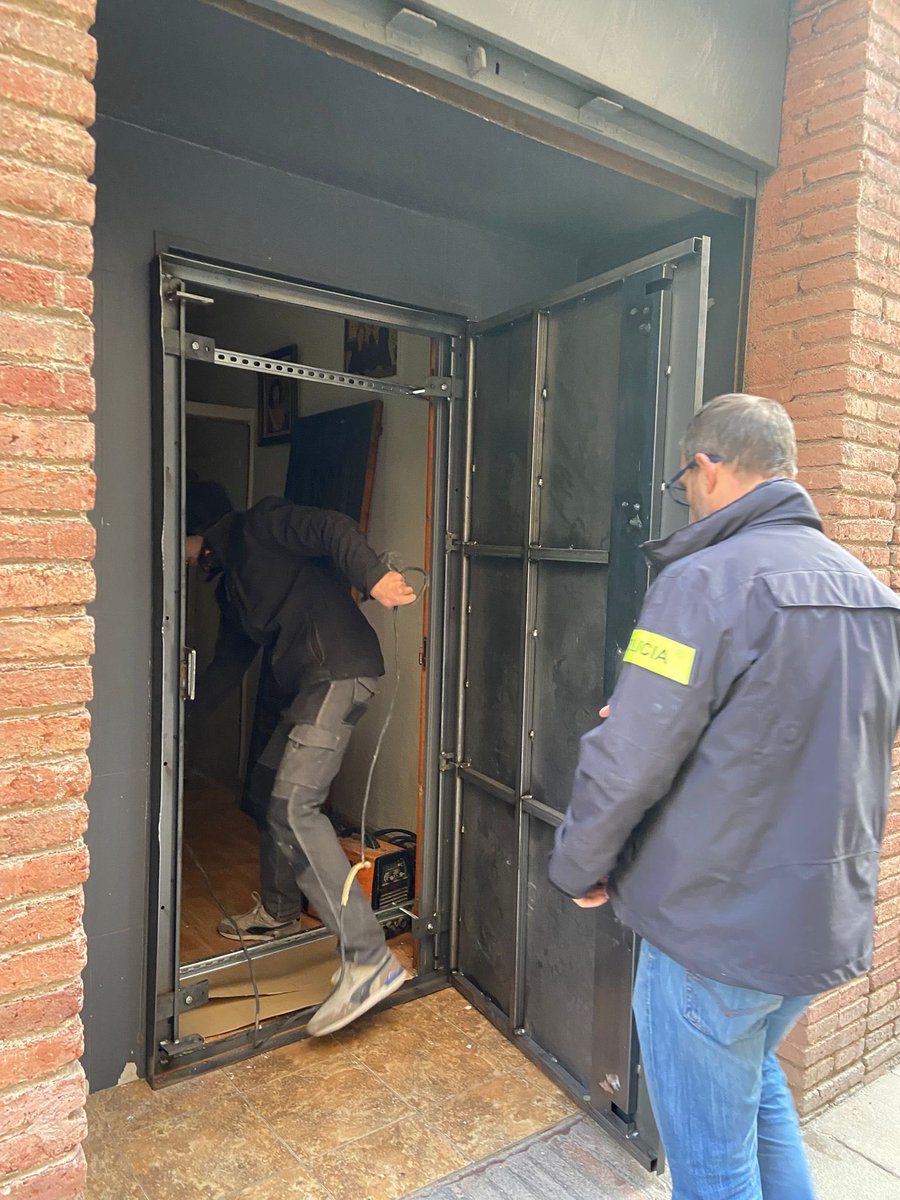 NombreFalso1231's tweet photo. "Si vas a comprar pan te pueden ocupar la casa"

La realidad: en Barcelona un pescador ha ido a comprar el pan y la propiedad lo ha desahuciado, tirado sus pertenencias en la calle y puesto una puerta de seguridad para hacer un Airbnb.

Por lo que sea esto no lo ves en los medios https://t.co/7NoXGl4amP