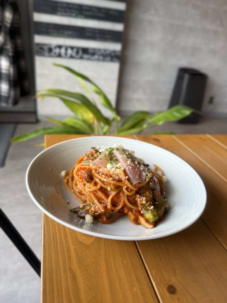 Yscafe1023's tweet photo. 生ハムとオクラのトマトパスタ
作りながら毎度思ってることは
今以上に美味しく作るには？
ということを考えてしまう。
マイナーチェンジからのチェンジで少しづつ美味しくなってるはず。
#Yscafe #Ysc #パスタ #ランチ https://t.co/9WxVvHw1D1